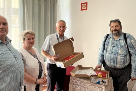 (Eddig) hatan jeleztek vissza a városból, hogy van újraélesztésre alkalmas defibrillátor készülékük