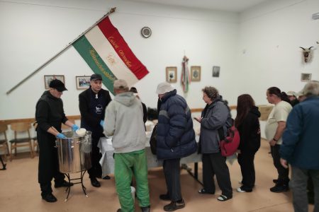 Vasárnap a Csúcsi Olvasókörben lesz az 50. ruha- és ételosztás