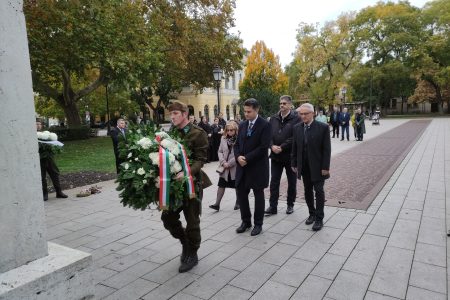 Elhunyt eleinkre emlékezett a város