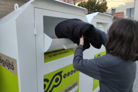 Ruhagyűjtő konténerek a városban