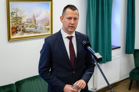 Egyházi szereplőkkel bővítené a nevelőszülői hálózatot a kormány, csak éppen az egyházak nem tudnak erről