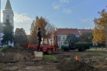 Ma reggel komolyan hozzáláttak a tereprendezésnek a Kossuth téren