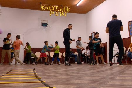 Ökölvívó edzés a Kalyi Jag Pontban
