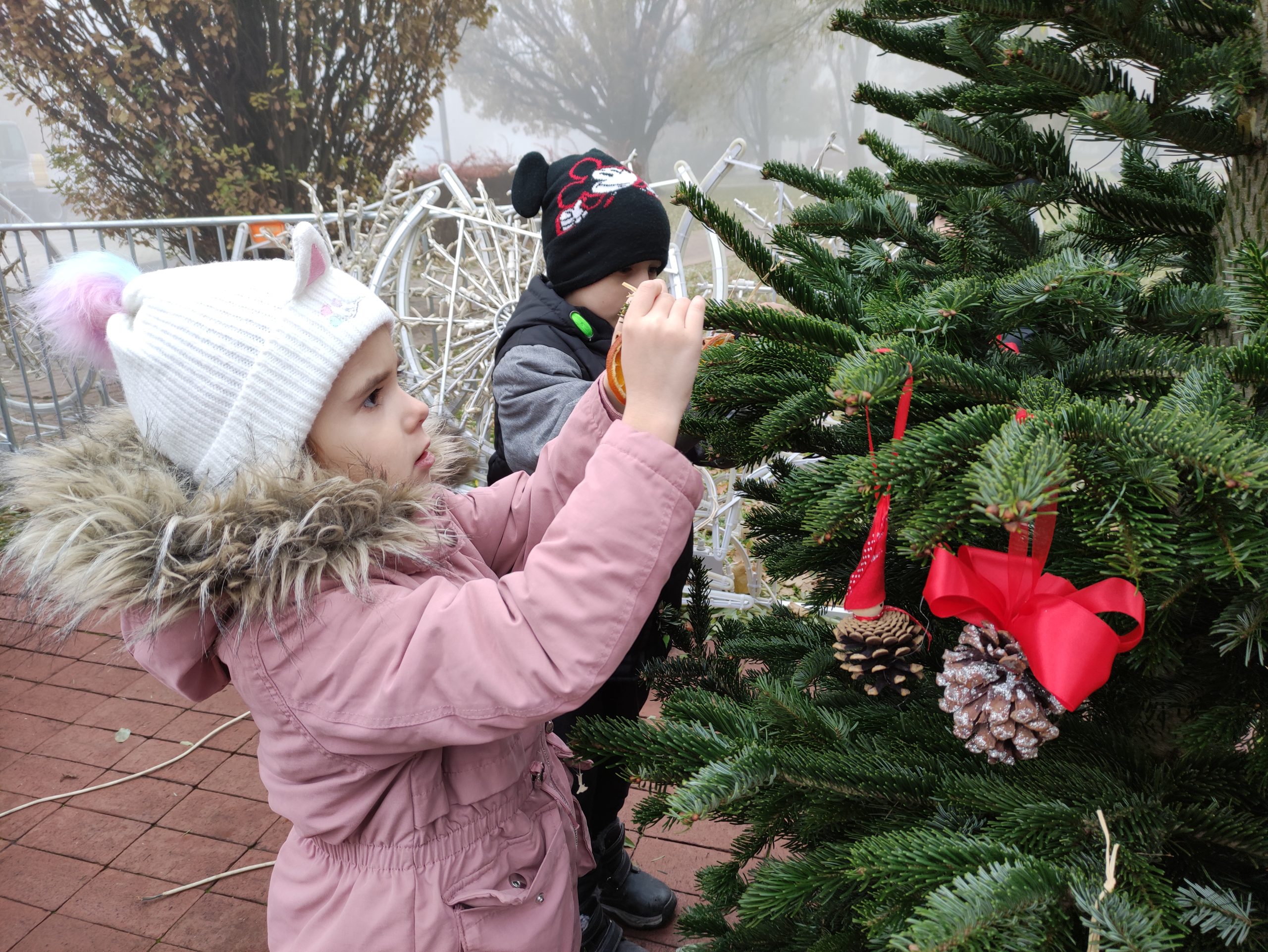 Óvodások díszítik a Kossuth téri fenyőket (10)