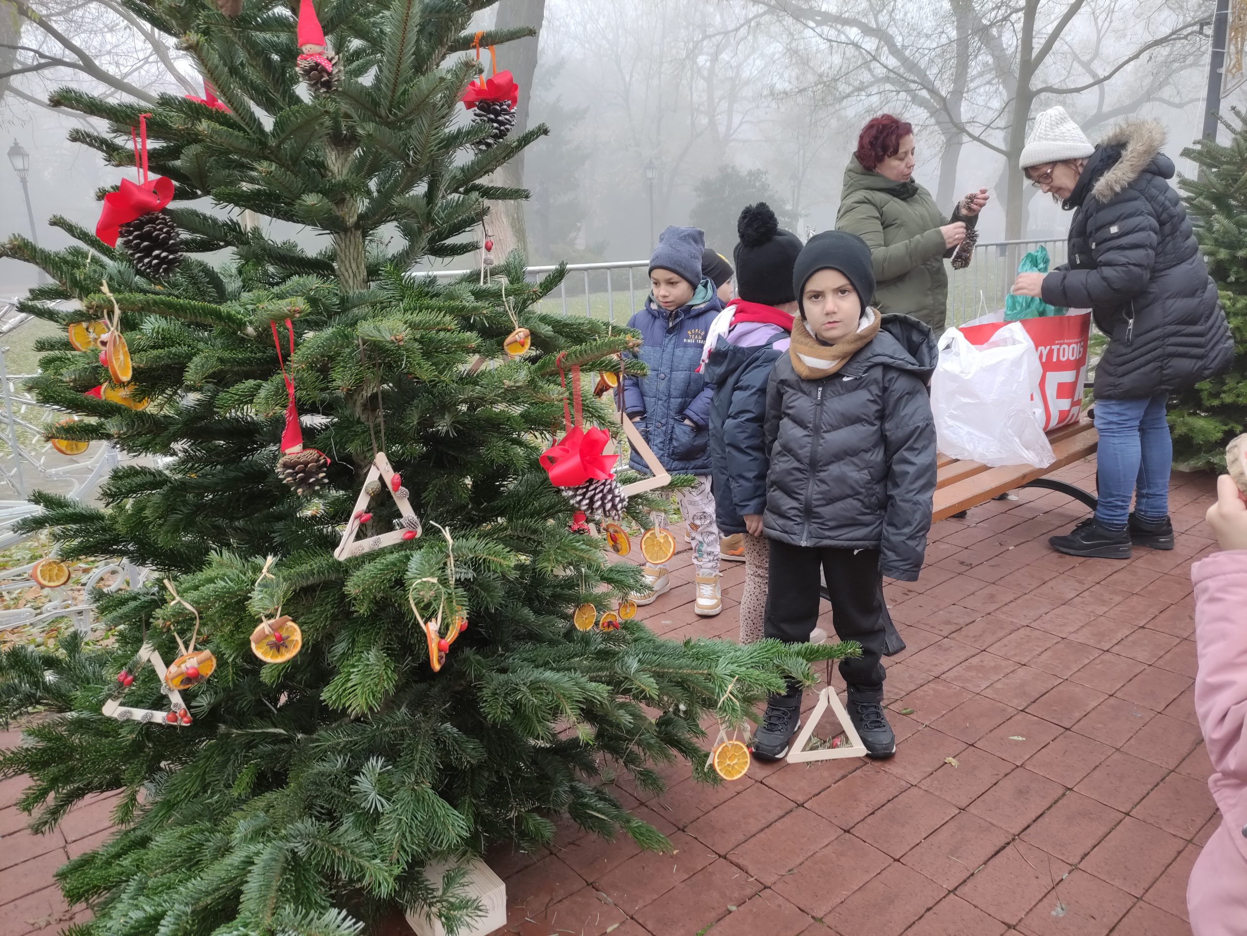 Óvodások díszítik a Kossuth téri fenyőket (14)