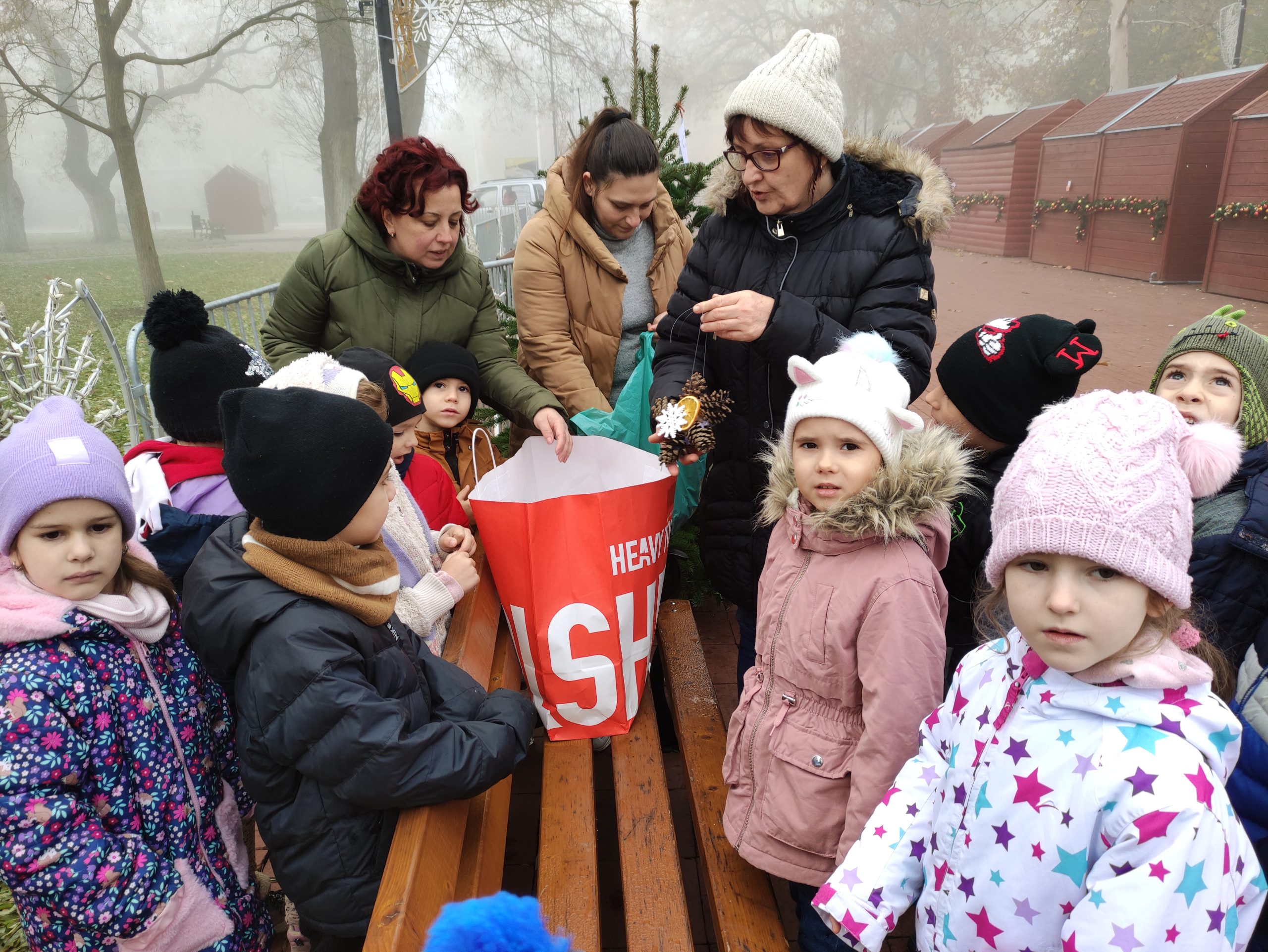 Óvodások díszítik a Kossuth téri fenyőket (2)