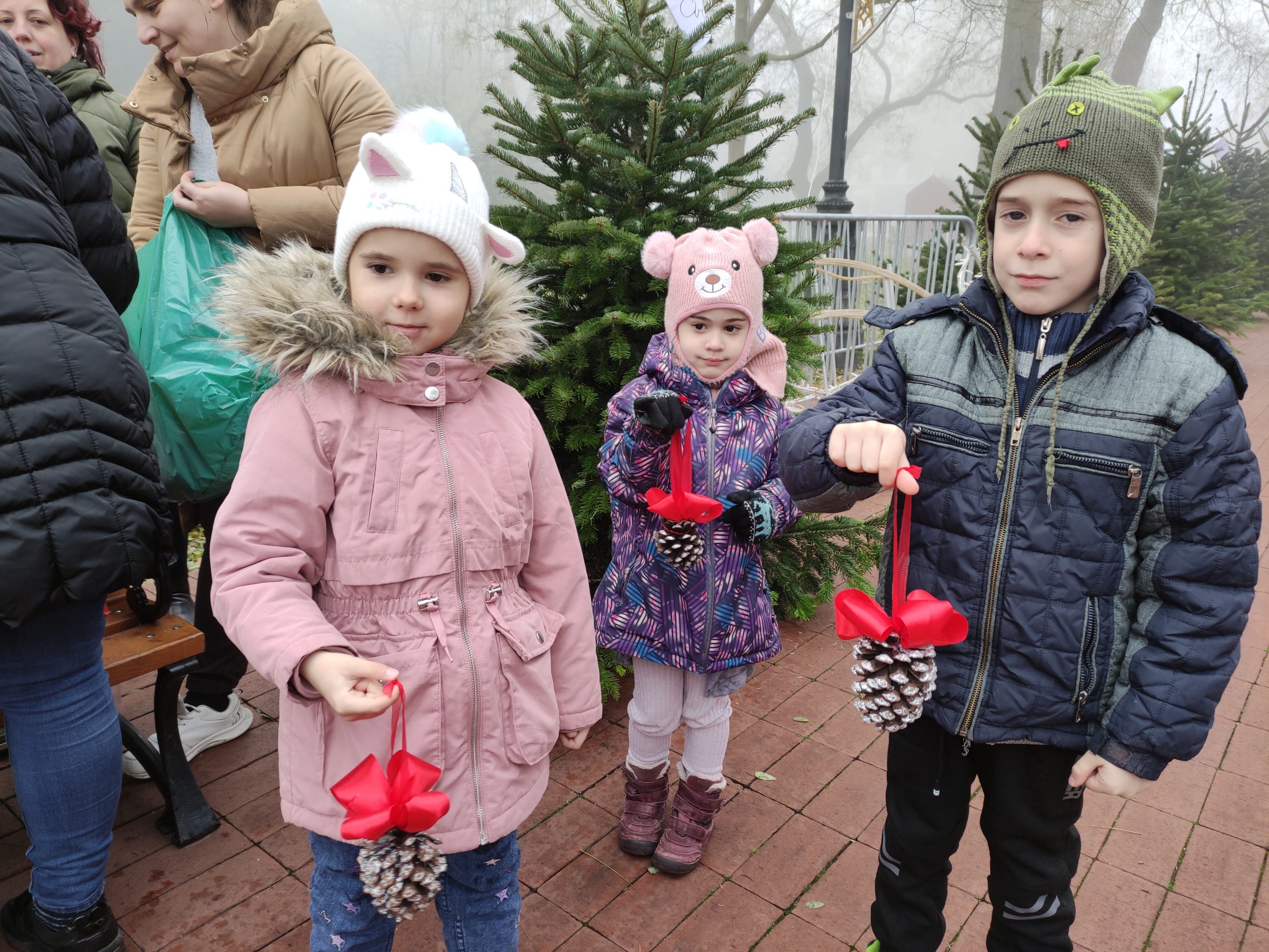 Óvodások díszítik a Kossuth téri fenyőket (3)