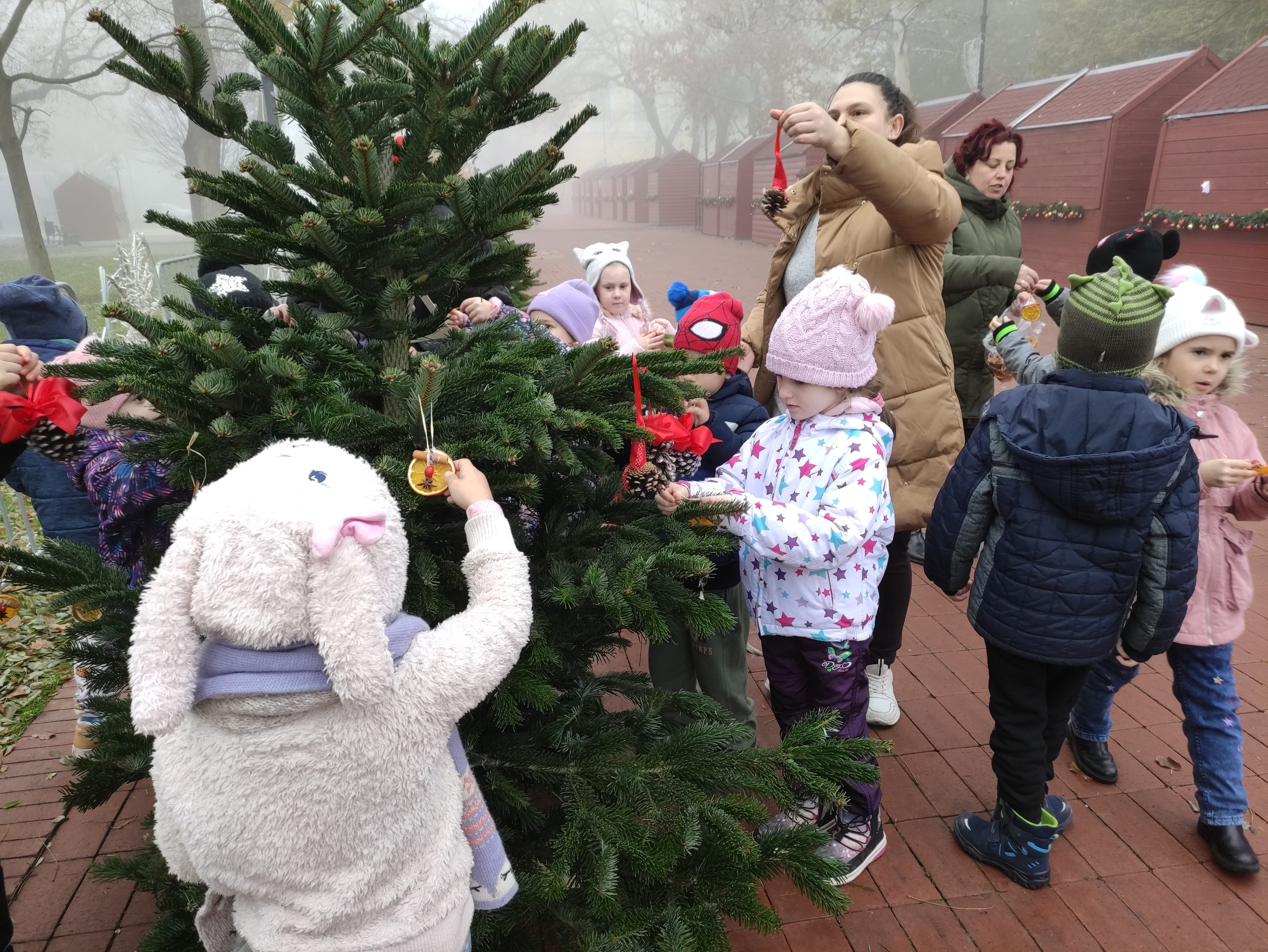 Óvodások díszítik a Kossuth téri fenyőket (9)