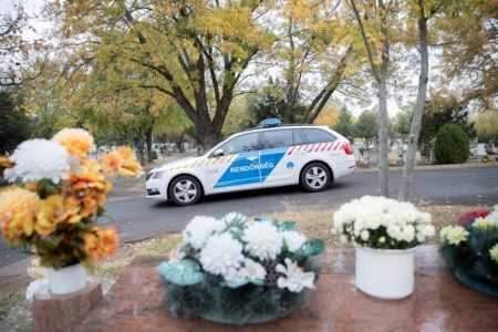 Rendőrök és polgárőrök vigyáznak ránk a megemlékezés perceiben