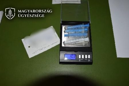 Alsónadrágba rejtette a rendőrök elől a kábítószert egy férfi
