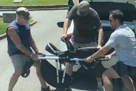 Férfiak küzdelme az összecsukható babakocsival – videó