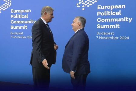 Először hátat fordított az őt fogadó Orbán Viktornak a román államfő, inkább a tanácsadójával beszélgetett kézfogás helyett