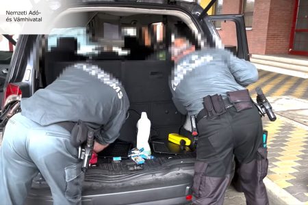 Csempészcigivel tömték ki a gyerekek ruháját – videó