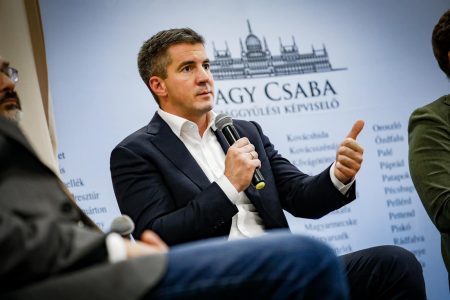 Szavazást indított a Fidesz frakcióvezetője, hogy mit tegyen az ellenzéki újságírókkal
