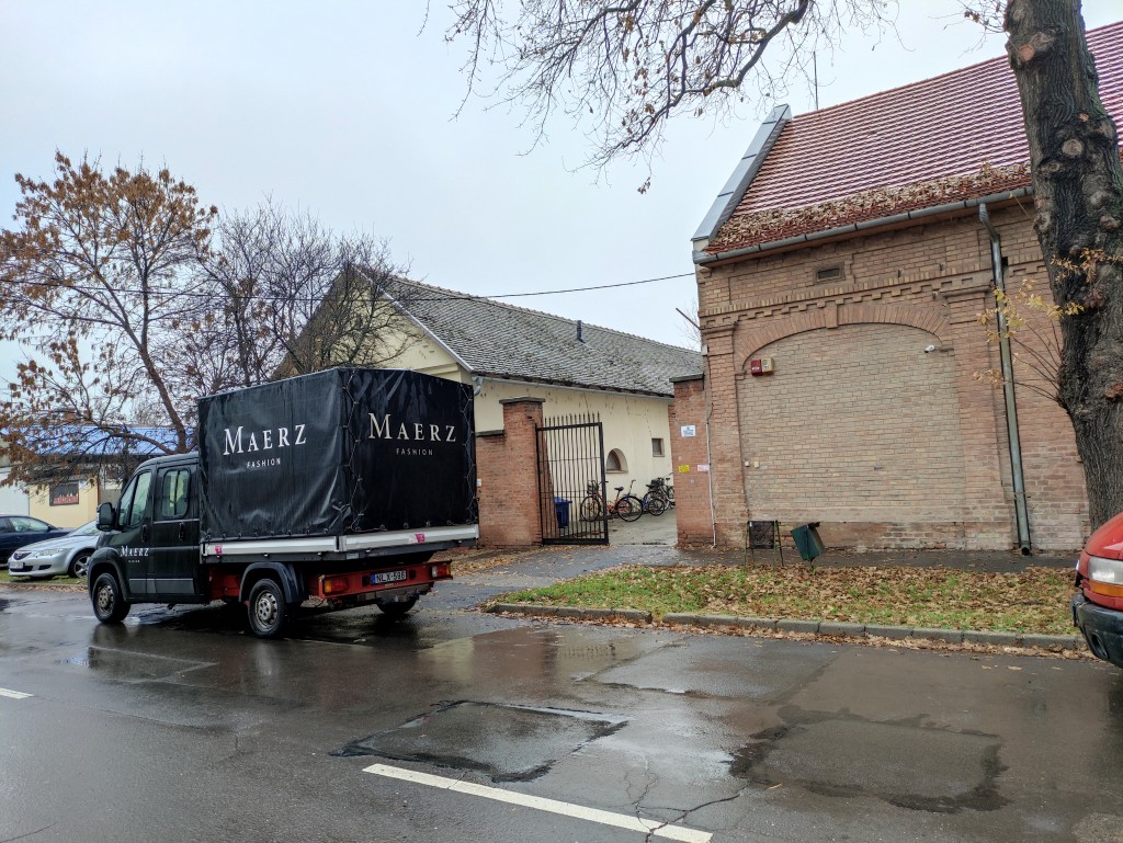 80 pulóvert kapott a Marztól a hajléktalanszálló (1)