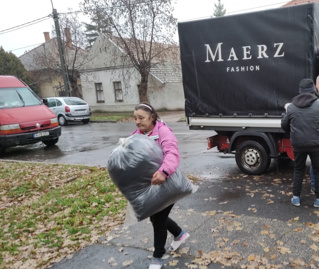 80 pulóvert kapott a Marztól a hajléktalanszálló (2)