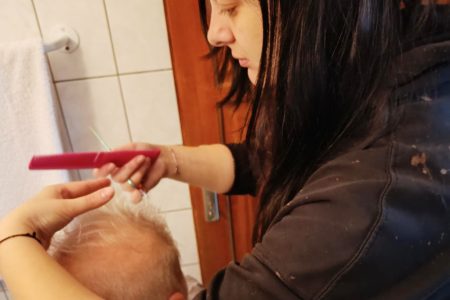 Mosolyt csaltak az Eötvös diákjai a nyugdíjas lakóparkban élők arcára