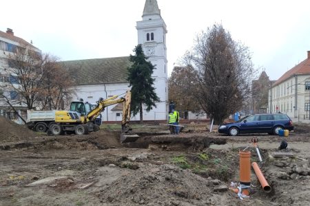 Már a leendő szökőkutat készítik elő a Kossuth téren