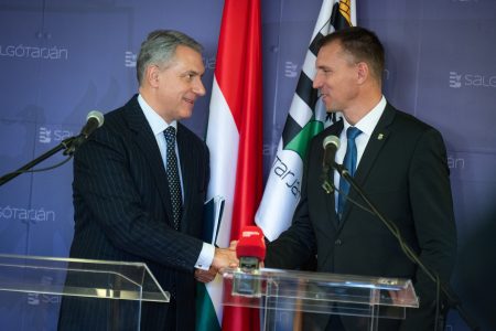 Kilenc egymás utáni posztban lobbizik Lázár János Salgótarjánnak