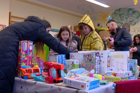 Ajándékosztás Kútvölgyön és Szikáncson