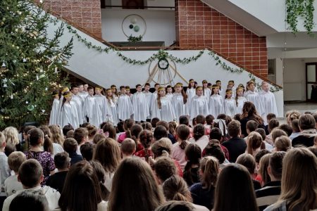 Szívmelengető karácsonyi műsort adtak a kertvárosi iskola diákjai
