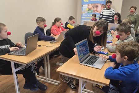 Laptopokat osztott ki a Mátrix Közhasznú Alapítvány