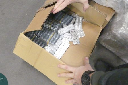 Négyszázezer szem nyugtatóval és epilepszia tablettával érkezett egy sofőr Röszkére