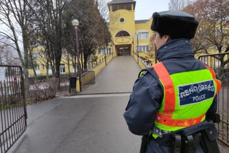 Átvizsgálták a Németh László Gimnáziumot és nem találtak bombát