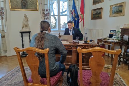 Buszmegállót is kértek a polgármestertől