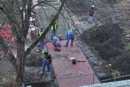 Már térköveznek a Kossuth téren