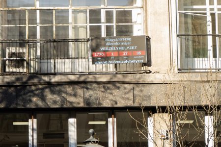 LED-fal mutatja, mióta van veszélyhelyzeti kormányzás Magyarországon