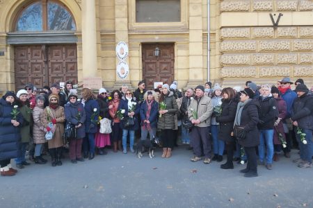 Szegeden flashmob-szerű megmozdulást szerveztek a bírósági dolgozókért