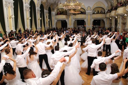 Közösen báloznak az Eötvös és a Corvin diákjai