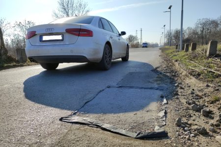 A hideg idő miatt csak ideiglenesen tömték be a Tóth malom utcai kátyúkat