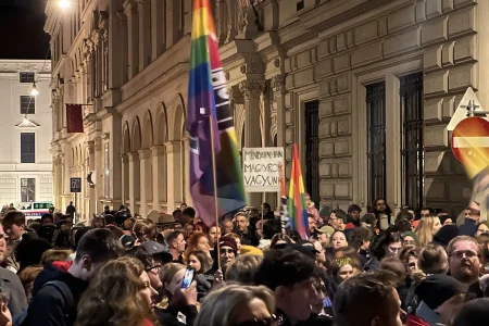 Több százan tüntettek Bécsben a magyar Pride betiltása ellen