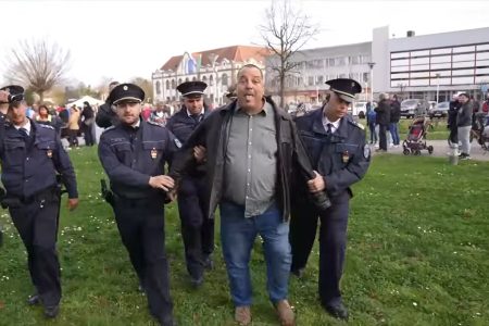 Ezúttal Magyar Péter körmendi gyűléséről kellett bilincsben elvinni egy ideges férfit