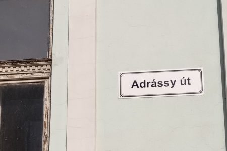 Központi helyesbítés