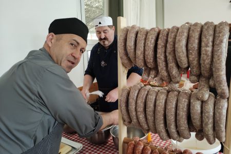 Dorkát, Gömböcöt és krumplis kolbászt is készítettek a vásárhelyi kolbásztöltő fesztiválon
