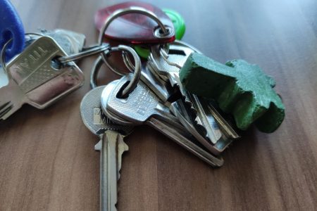 Talált kulccsal engedte be magát más lakásába a tolvaj