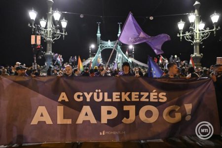 A gyülekezési törvény módosítása ellen tüntettek Budapesten