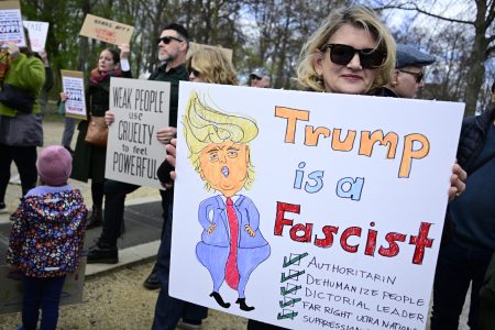 Mintegy 1200 helyszínen tüntetnek a Trump-kormány ellen az Egyesült Államokban