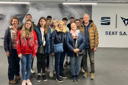 Dallal köszöntötték a Seat szerelőmunkásai a Corvin gépjármű-mechatronikai technikus diákjait