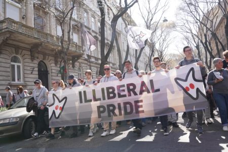 Utcára vonult szombaton a Kétfarkú Kutya Párt és a Fidesz-KDNP is