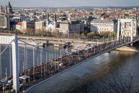 „Az nem elég, ha valaki csak a neki tetsző jogokért tüntet” – körülbelül este 11 óráig demonstráltak tegnap Budapesten