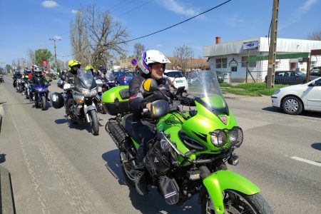 Száz motoros nyitotta meg a szezont Vásárhelyen – videó
